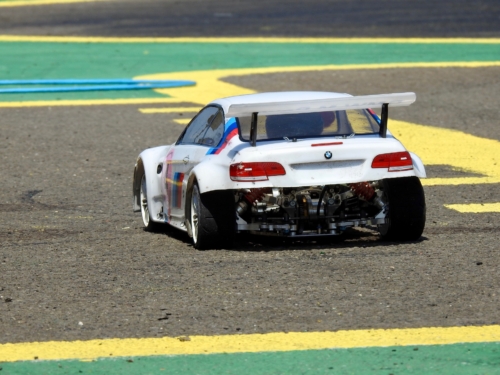 Pistabá versenygépe, félig felhúzott szoknyával