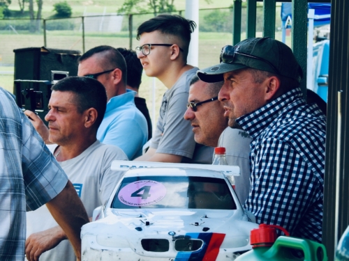 ...és erre mindenki figyel