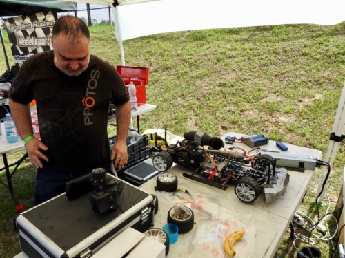 Geri nézi a távirányítóját, de a banánt már nem kéri.