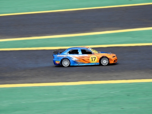 Doni kapar és közben füstöl