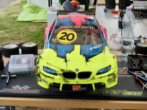 A guminyomok és az elkenődött bogarak a szélvédőn tanúsítják, hogy ez sem polcdísznek van használva.